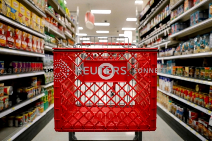 A shopping cart is seen in a Target store in the Brooklyn borough of New York, U.S., November 14, 2017. REUTERS/Brendan McDermid/File Photo /==1
