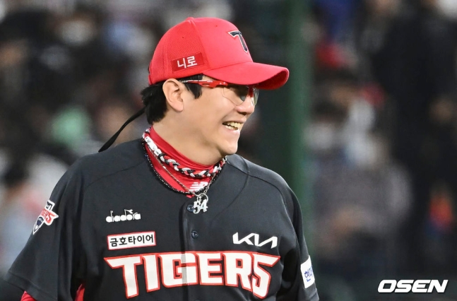 KIA 양현종이 19일 사직구장에서 열린 롯데전 5회말 수비를 무실점으로 막고 미소 짓고 있다.