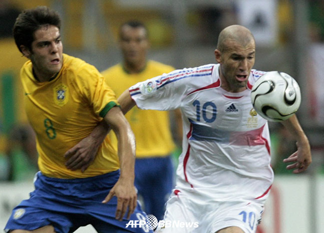 지난 2006년 월드컵 당시 카카(왼쪽)와 지네딘 지단. /AFPBBNews=뉴스1