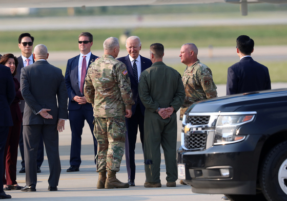 (평택=뉴스1) 사진공동취재단 = 조 바이든 미국 대통령이 20일 경기 주한 미 공군 오산기지에 도착해 전용 공군기인 에어포스원에서 내려 인사를 나누고 있다. 2022.5.20/뉴스1  