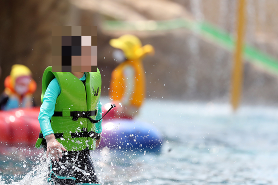 전국이 대체로 맑고 낮 최고기온이 평년보다 높은 22~32도를 기록한 지난 22일 오후 경기 시흥시 웨이브파크에서 어린이들이 물놀이를 하고 있다. /사진=뉴스1  