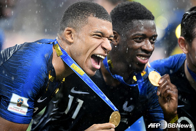 프랑스 대표팀의 2018년 러시아 월드컵 우승을 뒤 킬리안 음바페(왼쪽)와 우스만 뎀벨레가 기뻐하고 있다. /AFPBBNews=뉴스1