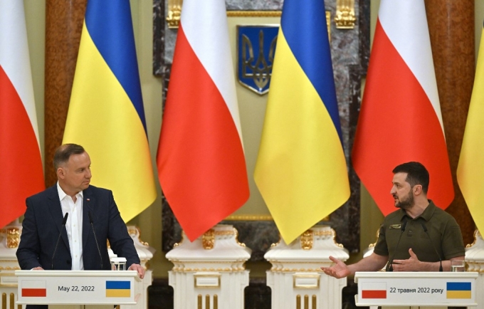 22일(현지시간) 우크라이나 수도 키이우를 방문한 안제이 두다 폴란드 대통령(왼쪽)이 볼로디미르 젤렌스키 우크라이나 대통령과 공동 기자회견을 하고 있다. /AFPBBNews=뉴스1