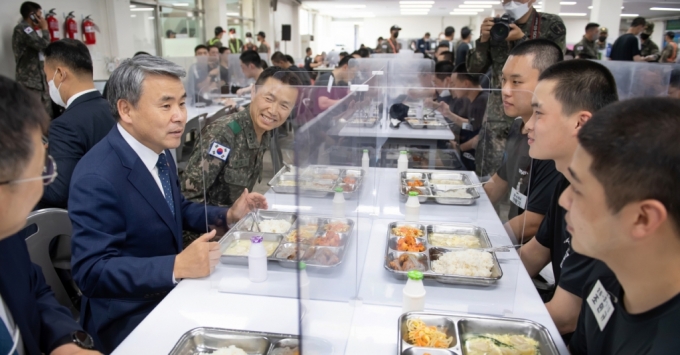  이종섭 국방부 장관이 23일 오전 논산 육군훈련소를 방문해 병영식당에서 훈련병들과 식사를 함께하고 있다. /사진제공=국방부