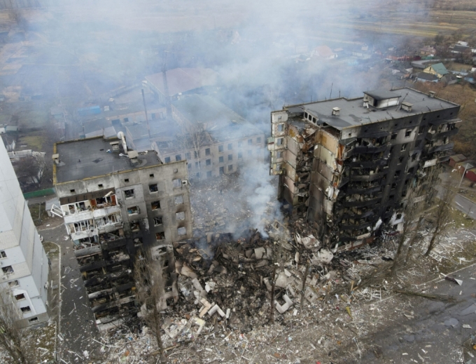 우크라이나 수도 키이우의 주거단지가 러시아의 포격에 처참하게 파괴됐다. /ⓒ 로이터=뉴스1