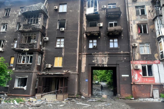 러시아군의 무차별 공격으로 검게 타버린 우크라이나 마리우폴의 한 아파트/AFPBBNews=뉴스1