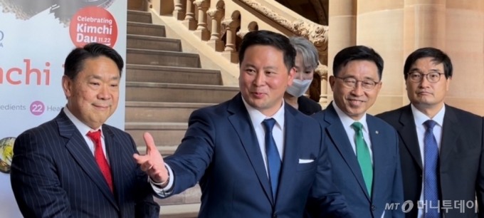 (왼쪽부터) 론 킴 뉴욕주 하원의원(왼쪽에서 두번째)이 김치의 날 제정 기념 행사에서 발언하고 있다. /사진=임동욱 특파원