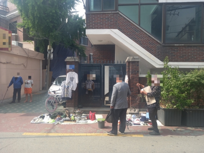 25일 오후 3시쯤 서울 마포구 망원시장 근처에서 황영자씨(가명·63)가 길 위에 돗자리를 펴고 잡동사니를 팔고 있다./사진=김성진 기자