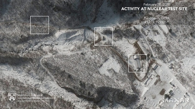 (서울=뉴스1) = 북한이 풍계리 핵실험장에서 새 건물을 건축하고 기존 건물을 수리하는 정황이 포착됐다.   사진은 지난달 18일 촬영한 북한 풍계리 핵실함장 일대 위성사진 (암스컨트롤웡크)2022.3.8/뉴스1  