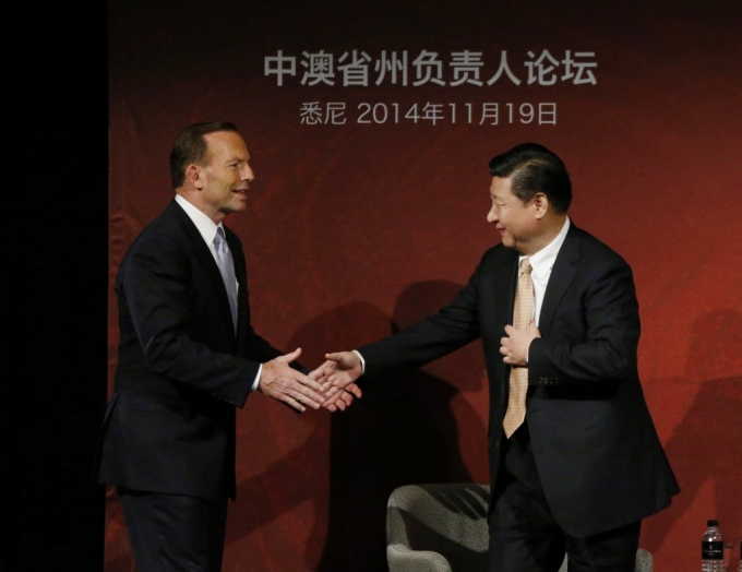 시진핑 중국 국가주석이 지난 2014년 호주 시드니에서 열린 '호주-중국 지도자 포럼'에서 연설한 뒤 토니 애벗 당시 호주 총리와 악수를 나누고 있다. /ⓒ AFP=뉴스1