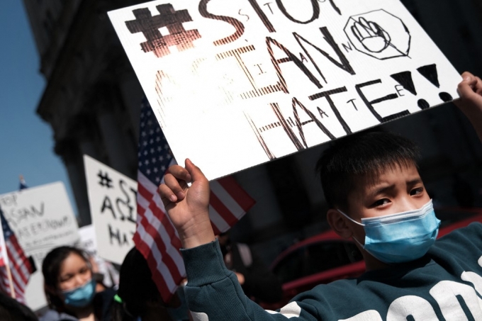 지난해 4월 뉴욕에서 아시아계 미국인들을 비롯한 3000여명의 사람들이 아시아계를 향한 폭력에 반대하는 항의 시위를 벌였다. 사진 속 시위 참가자가 '아시안을 향한 증오를 멈추라'는 문구를 들고 있다./AFPBBNews=뉴스1