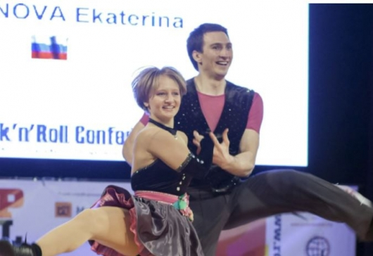 2014년 4월 12일 폴란드 크라쿠프에서 열린 로큰롤 아크로바틱 월드컵에서 푸틴 대통령의 막내딸 카테리나 티코노바가 파트너 이반 클리모프와 함께 준비한 춤을 선보이고 있다. /로이터=뉴스1