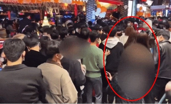 고릴라 분장을 한 남성이 버니걸 분장을 한 여성을 불법 촬영하는 모습 /사진=유튜브