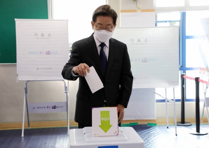 이재명 더불어민주당 계양을 보궐선거 후보자가 27일 인천 계산4동행정복지센터에 마련된 투표소에서 투표를 하고 있다. / 사진제공=뉴시스