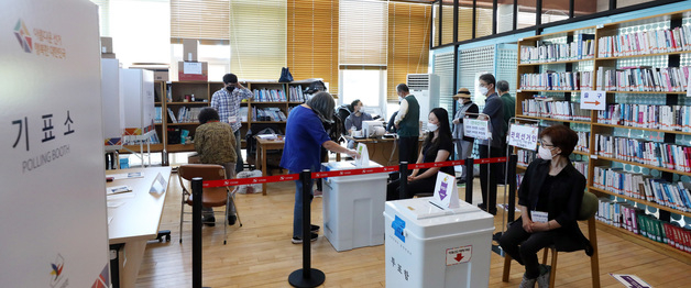 제8회 전국동시지방선거 사전 투표 첫날인 27일 충남 논산시 상월면사무소 주민자치도서관에  마련된 사전투표소에서 유권자들이 투표를  하고 있다. 2022.5.27/뉴스1  