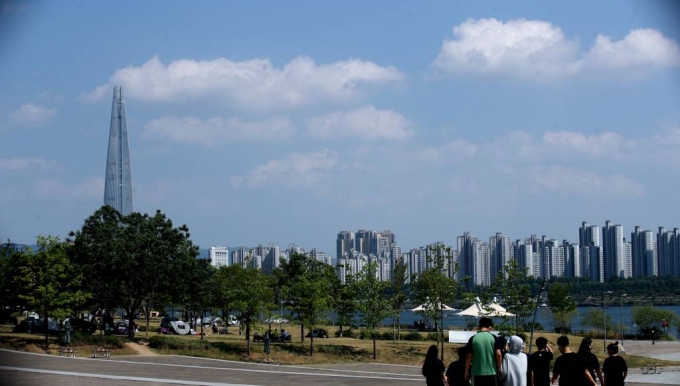 [서울=뉴시스] 조수정 기자 = 쾌청한 날씨를 보인 27일 오후 서울 광진구 한강공원 위의 파란 하늘에 구름이 떠있다. 2022.05.27.