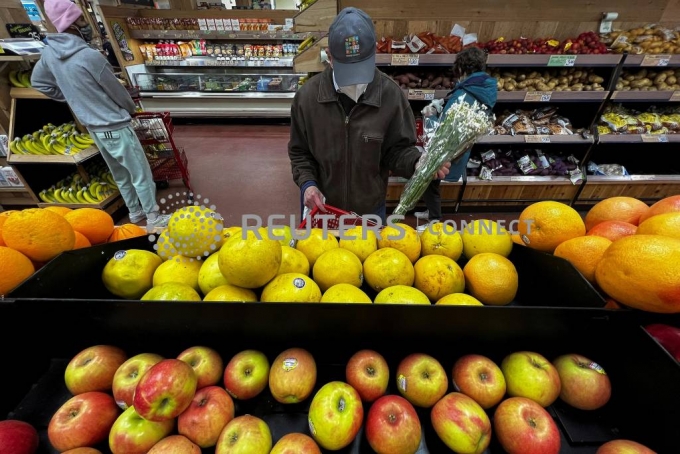 A person shops at a Trader Joe's grocery store in the Manhattan borough of New York City, New York, U.S., March 10, 2022. REUTERS/Carlo Allegri/사진=로이터=뉴스1