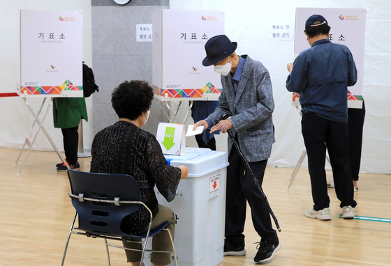 제8회 전국동시지방선거 사전 투표 이틑날인 28일 오전 서울 중구 다산동 주민센터에 마련된 사전투표소에서 유권자들이 투표하고 있다. /사진=뉴스1