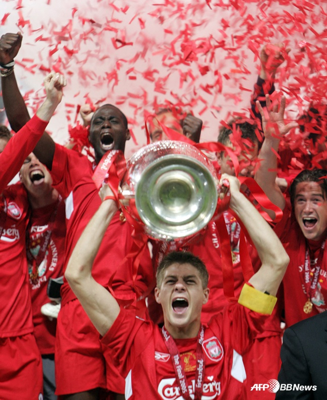 스티븐 제라드(맨 앞)가 2004~05시즌 UEFA 챔피언스리그 결승에서 우승을 차지한 후 트로피를 들고 기뻐하고 있다. /AFPBBNews=뉴스1