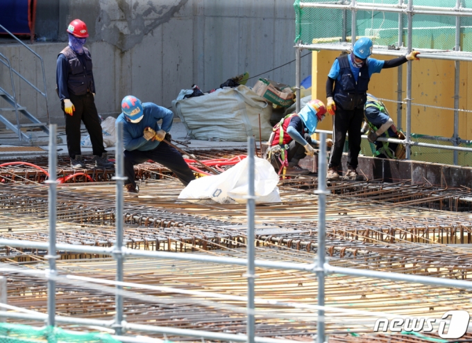 찜통 더위가 이어지고 있는 지난해 7월26일 서울의 한 아파트 건설 현장에서 건설 노동자들이 작업을 하고 있다.  /사진=뉴스1
