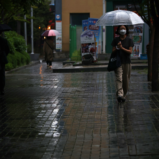 소나기가 내린 지난 18일 오전 서울 시내 거리가 비에 젖어 있다. /사진=뉴스1  