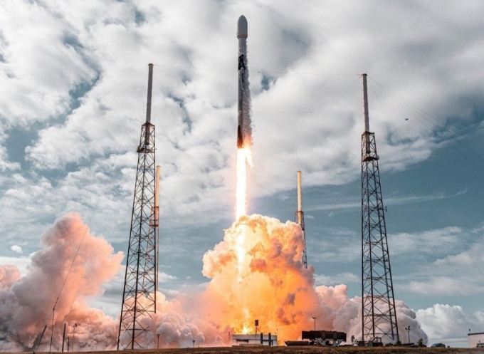 미국 스페이스X 로켓이 위성을 싣고 발사되는 모습. / 사진=스페이스X(SpaceX)