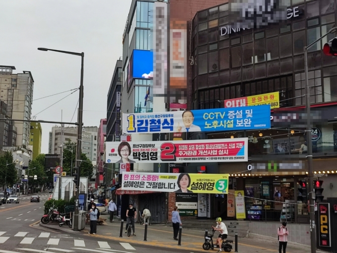 30일 서울 용산구 이태원역 앞 사거리에 걸려 있는 선거 플래카드. 외국인 거주자가 많은 지역이지만 영어로된 플래카드는 없었다./사진=정세진 기자