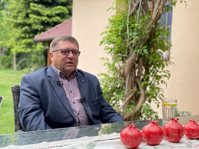 비체슬라프 요나쉬(Vitezslav Jonas) 두코바니 지역협의회 의장이 17일 자택에서 진행한 한국 취재진과의 인터뷰에서 체코 두코바니 원전 신규 프로젝트를 설명하고 있다. /사진=김훈남 기자