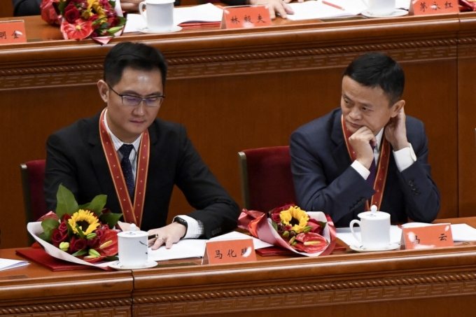 마화텅 텐센트 회장과 마윈 알리바바 창업주가 2018년 중국 개혁개방 40주년 기념식에 참석한 모습/AFPBBNews=뉴스1