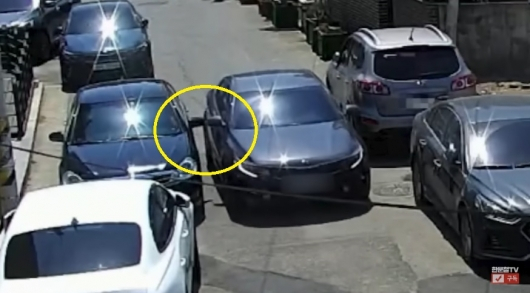 주차된 차의 사이드미러를 가볍게 스치는 접촉 사고 상황 /사진=유튜브 한문철 TV