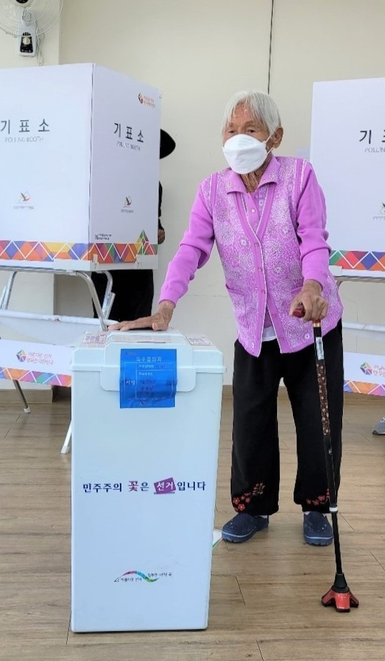 제8회 전국동시지방선거일인 1일 충북 옥천군 최고령 유권자인 이용금(118) 할머니가 청산면 삼방리 마을회관 투표소를 찾아 소중한 한표를 행사하고 있다. /사진=뉴스1(옥천군 제공)