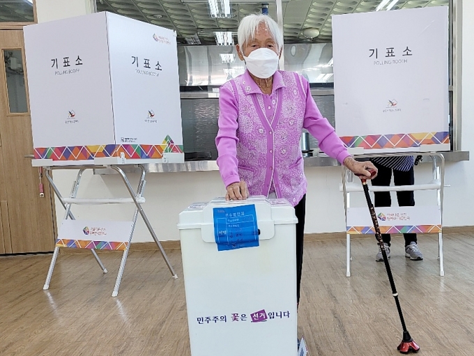  8회 전국동시지방선거 투표일인 1일 충북 옥천군 최고령 유권자인 이용금(118) 할머니가 청산면 삼방리 마을회관 투표소를 찾아 소중한 한표를 행사하고 있다. /사진=뉴시스