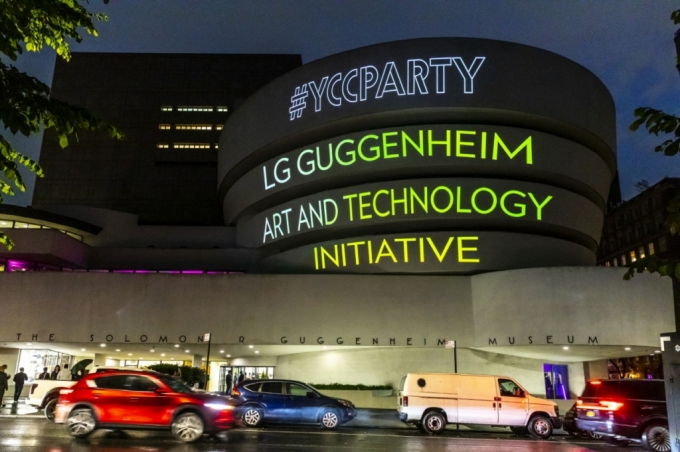 미국 뉴욕 구겐하임 뮤지엄 외관의 LG 구겐하임 글로벌 파트너십 맵핑 광고. /사진제공=LG