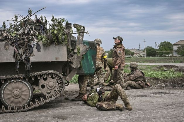 (돈바스 AFP=뉴스1) 우동명 기자 = 21일(현지시간) 러시아의 침공 속 우크라이나 돈바스 인근에서 탱크 부대원들이 동료를 도와 주고  있다.  (C) AFP=뉴스1  