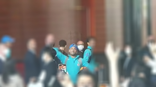 브라질 축구대표팀 선수 네이마르가 호텔을 나서며 한국 팬들을 향해 선물을 던지고 있다. /사진=온라인 커뮤니티