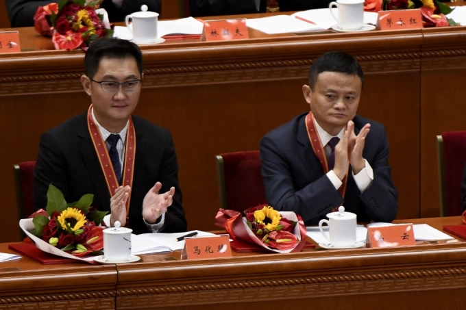  지난 2018년 중국 베이징 인민대회당에서 열린 중국 개혁개방 정책 40주년 기념식에서 알리바바 마윈 회장(오른쪽)과 텐센트 마화텅 회장(왼쪽)이 참석해 박수를 치고 있다. /ⓒ AFP=뉴스1
