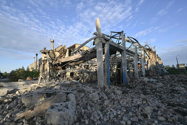 (키이우 AFP=뉴스1) 우동명 기자 =  5일(현지시간) 우크라이나 수도 키이우에서 러시아 군의 미사일 포격을 받아  폐허가 된 차량 수리 공장이 보인다.   (C) AFP=뉴스1  