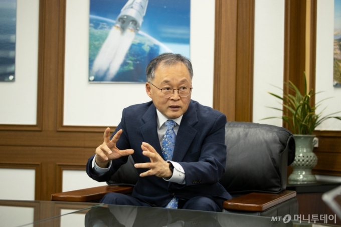 이상률 한국항공우주연구원장이 최근 머니투데이와 진행한 인터뷰에서 인공위성과 우주 발사체(로켓) 기술을 확보하더라도 '소재·부품 자급력'이 우주 경쟁력을 가를 것이라고 밝혔다. / 사진제공=한국항공우주연구원