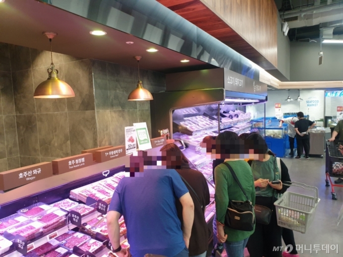 9일 홈플러스 메가푸드마켓(Mega Food Market) 8호점 방학점에서 고객들이 축산코너를 살펴보고 있다./사진=이재은 기자