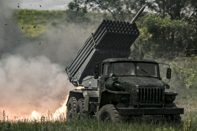 우크라이나군이 지난 7일(현지시간) 동부 돈바스 지역의 전선에서 다연장로켓발사기(MLRS)로 러시아군 진지를 포격하고 있다./ⓒ AFP=뉴스1