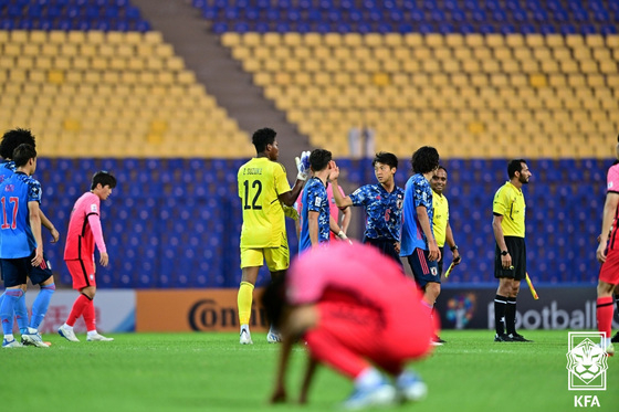지난 12일 우즈베키스탄 타슈켄트 파흐타코르 스타디움에서 열린 2022 AFC U-23 아시안컵 8강전 한국과 일본의 경기에서 승리한 일본 선수들이 경기를 마치며 인사를 나누고 있다. 이번 경기에서 한국은 0대3으로 일본에 패배해 탈락했다. (/사진=뉴스1