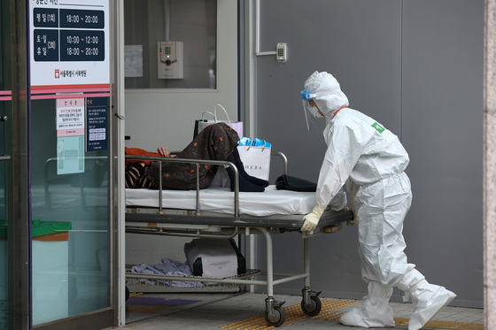 지난 3월 30일 오후 서울 은평구 서울시립서북병원에서 의료진들이 입원 환자를 이송하고 있다. /사진=뉴스1    