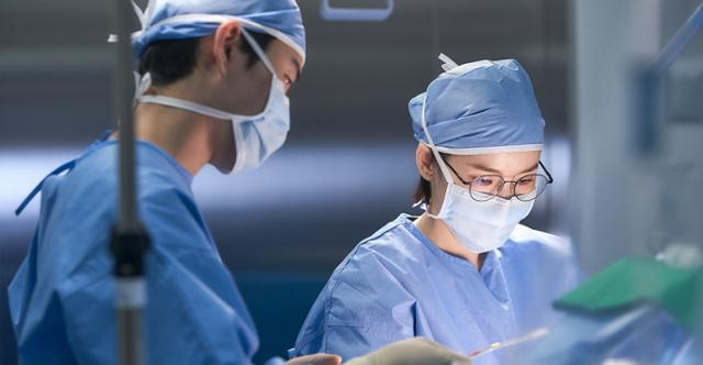 드라마 '슬기로운 의사생활'. 의료드라마에서는 종종 의료진들이 모여 수술전략을 논의하는 장면이 등장한다.  /사진=tvN