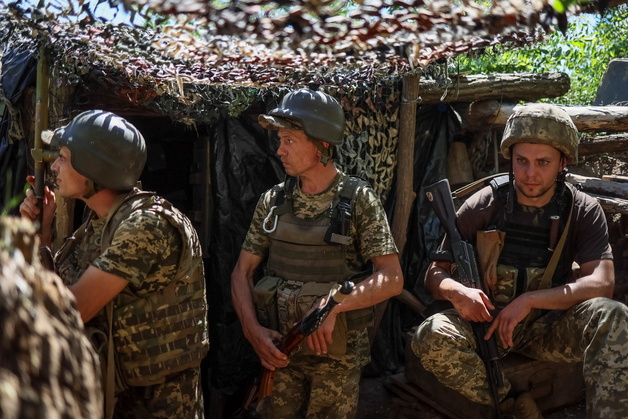 (도네츠크 로이터=뉴스1) 우동명 기자 = 9일(현지시간) 러시아 군과 대치하고 있는 우크라이나 도네츠크의 참호에서 병사들이 보초를 서고 있다.  (C) 로이터=뉴스1  