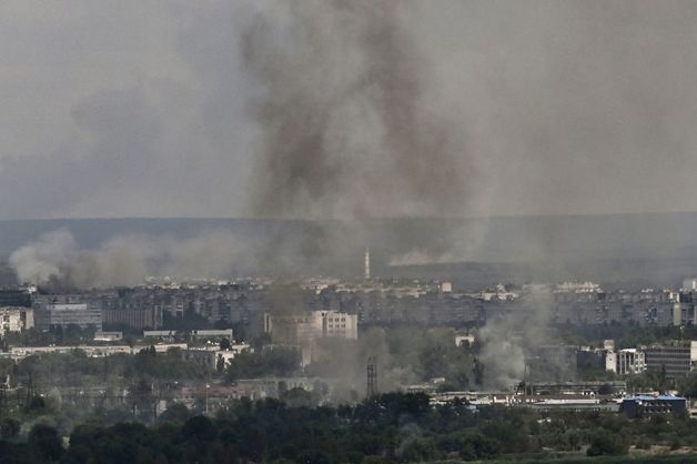 (세베로도네츠크 AFP=뉴스1) 우동명 기자 = 17일(현지시간) 우크라이나 돈바스의 세베로도네츠크에서 러시아 군의 포격을 받아 검은 연기가 솟아오르고 있다.   (C) AFP=뉴스1  