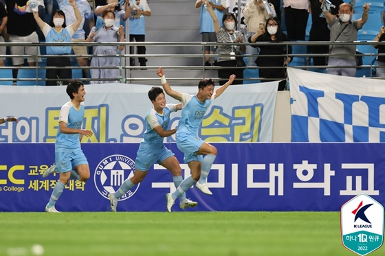 극장 결승골을 넣고 세리머리를 펼치는 조진우(맨 오른쪽). /사진=한국프로축구연맹 제공