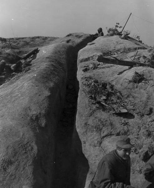한국전쟁 당시 한국군과 미군이 구축했던 '교통호'. 6.25전사자 유해발굴 사업은 2012년까지 호발굴을 중심으로 진행했다. /사진=미국 국립문서기록관리청(NARA)