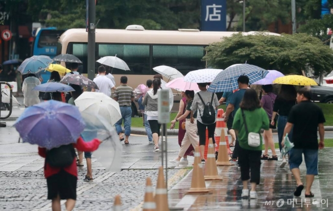 전국 대부분 지역에 막바지 장맛비가 내리고 있는 지난 2019년 7월 28일 오전 서울 청계광장 인근에서 관광객들이 우산을 쓴 채 산책을 하고 있다.  /사진=이동훈 기자 photoguy@