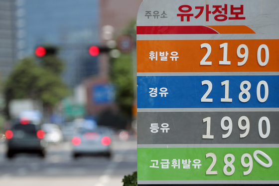(서울=뉴스1) 황기선 기자 = 국내 휘발유과 경유 가격이 5주 연속 상승세를 보이며 사상 최고가를 기록한 12일 서울 시내 한 주유소에 휘발유를 리터당 2190원, 경유를 2180원에 판매하고 있다.  한국석유공사 유가정보서비스 오피넷에 따르면 이날 전국 평균 휘발유 판매 가격은 2068.07원, 경유는 2956.49원을 기록했다. 2022.6.12/뉴스1  