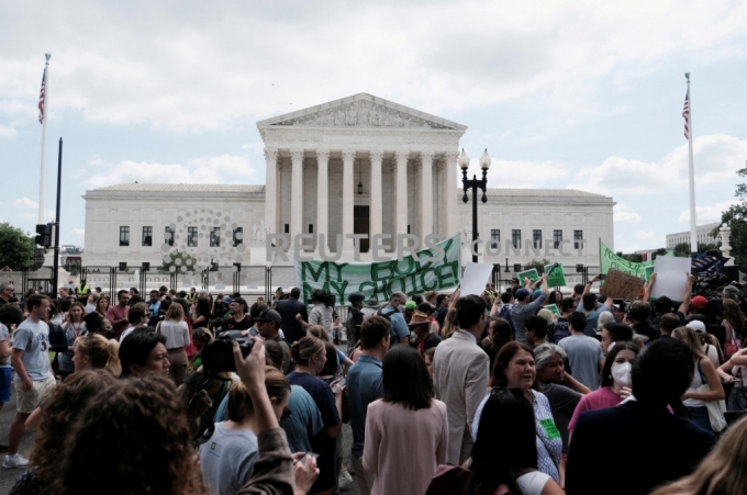 Demonstrators gather outside the United States Supreme Court as the court rules in the Dobbs v Women's Health Organization abortion case, overturning the landmark Roe v Wade abortion decision in Washington, U.S., June 24, 2022. REUTERS/Michael A. McCoy /사진=로이터=뉴스1